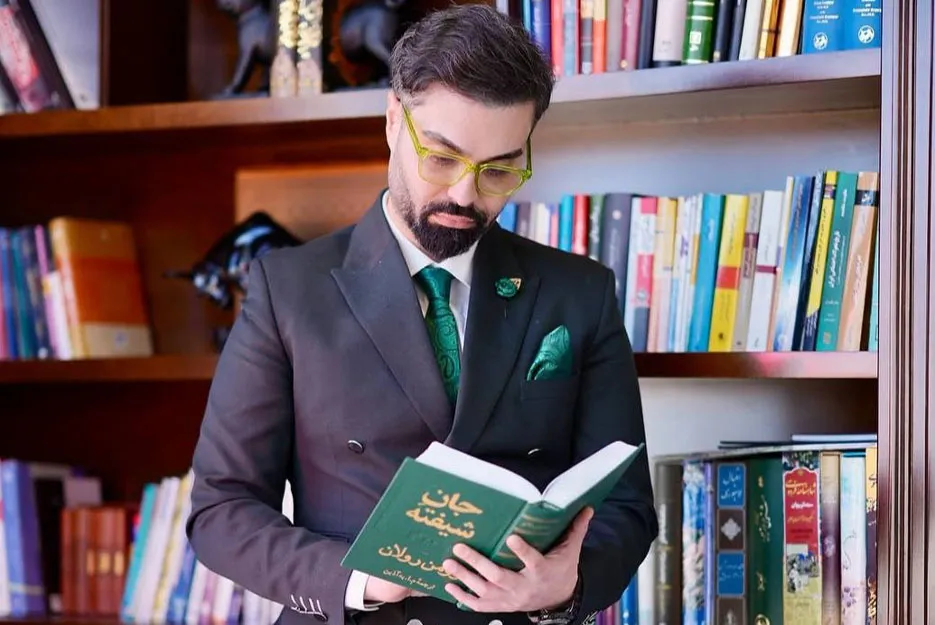 ماکان آریا پارسا در حال مطالعه