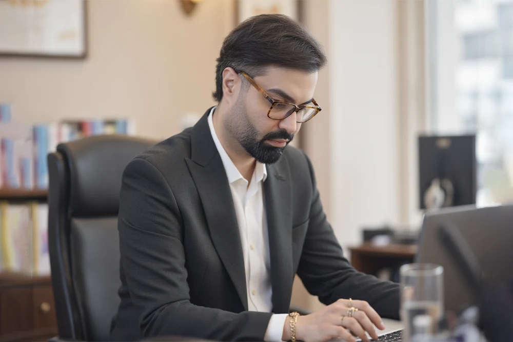 ماکان آریا پارسا درحال برنامه ریزی