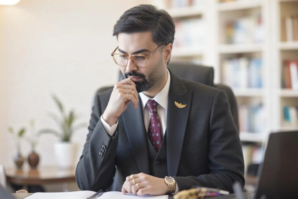میثم شکری ساز در دفتر کارش