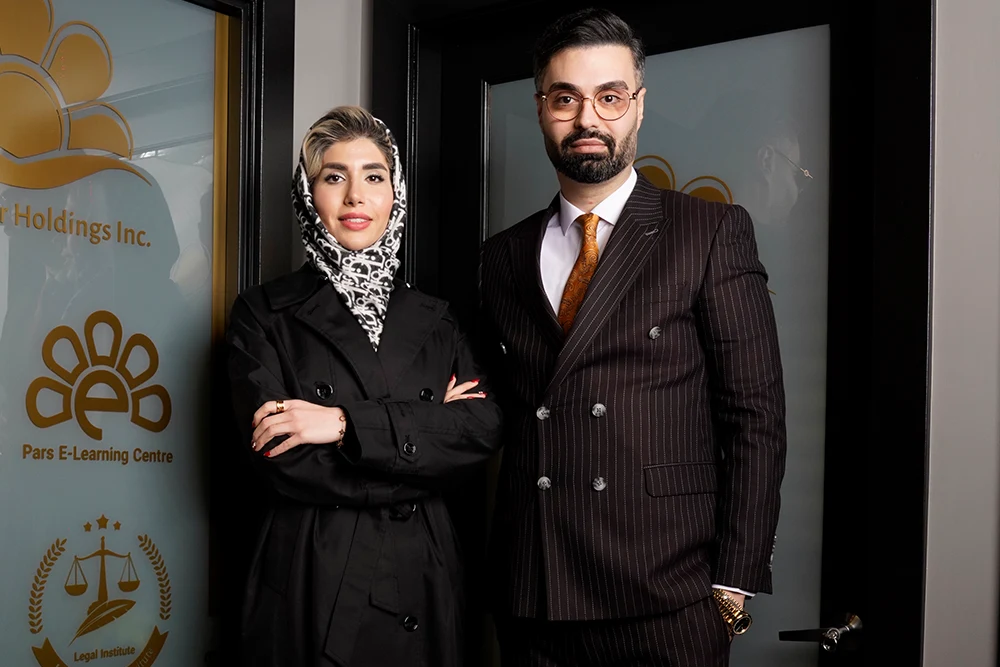 میثم شکری ساز در کنار خواهرش