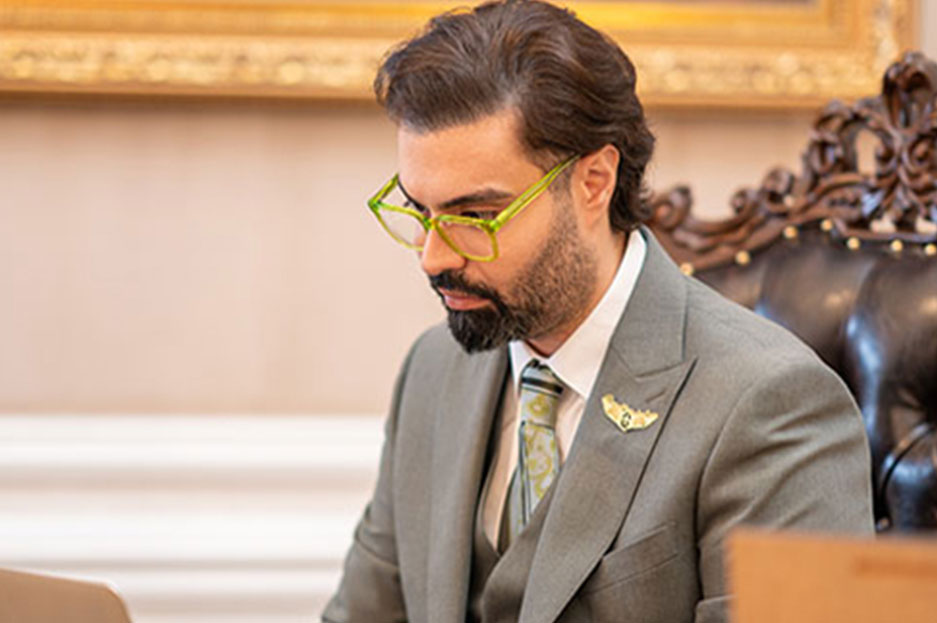 ماکان اریا پارسا مشغول کار